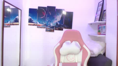 Snapshot of emmamyers_ chatting on 01/14/25, 12:54 Emma  online show from 01/14/25, 12:54