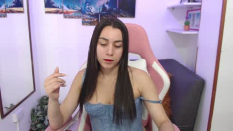 Snapshot of emmamyers_ chatting on 01/17/25, 10:23 Emma  online show from 01/17/25, 10:23