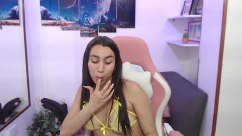 Snapshot of emmamyers_ chatting on 02/04/25, 01:45 Emma  online show from 02/04/25, 01:45