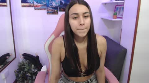 Snapshot of emmamyers_ chatting on 02/06/25, 10:21 Emma  online show from 02/06/25, 10:21