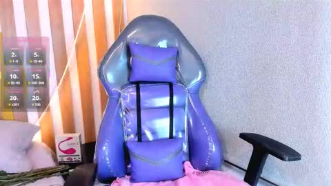 emmanaughty_ online show from 12/01/25, 10:48