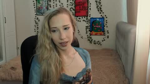 Snapshot of emmarayder chatting on 06/04/26, 11:16 Emma online show from 06/04/26, 11:16