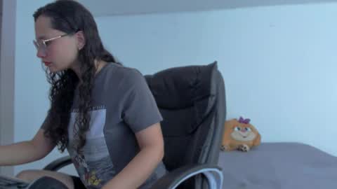 Snapshot of emmatorres9 chatting on 12/19/24, 10:00 Emma Torres online show from 12/19/24, 10:00