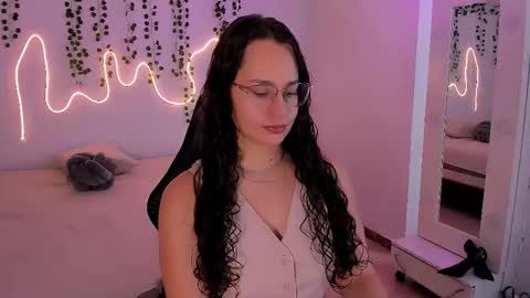 Snapshot of emmatorres9 chatting on 10/15/25, 02:17 Emma Torres online show from 10/15/25, 02:17