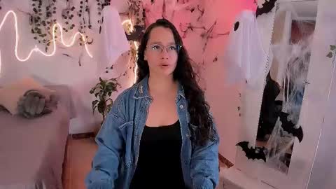 Snapshot of emmatorres9 chatting on 10/22/25, 03:45 Emma Torres online show from 10/22/25, 03:45