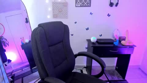 Snapshot of emmax_x chatting on 01/22/25, 01:21 EMMA online show from 01/22/25, 01:21