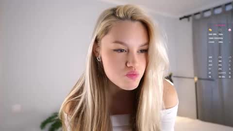 Snapshot of emmiemurray chatting on 12/20/25, 10:11 Aurora online show from 12/20/25, 10:11