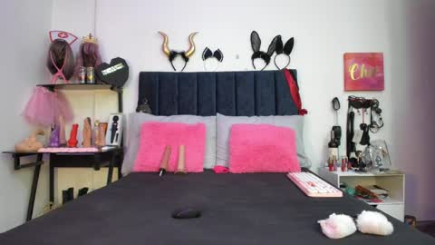 Snapshot of emmily_giraldo chatting on 05/09/26, 01:05 online show from 05/09/26, 01:05