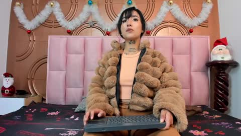 Emmily keller online show from 01/06/25, 01:41