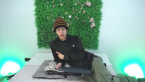 Snapshot of emmo_boy chatting on 11/25/25, 01:11 SERGIO online show from 11/25/25, 01:11