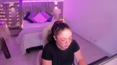 Snapshot of emmy_walker1 chatting on 11/06/25, 11:00 Emmy Walker online show from 11/06/25, 11:00