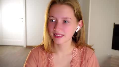 Snapshot of emmyleri chatting on 09/11/25, 11:43 Emmy online show from 09/11/25, 11:43