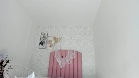 Snapshot of emy_barnert chatting on 10/18/25, 01:12 Mili online show from 10/18/25, 01:12