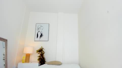 Snapshot of emy_barnert chatting on 10/25/25, 01:07 Mili online show from 10/25/25, 01:07