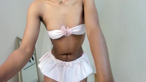 Snapshot of emy_barnert chatting on 11/04/25, 12:37 Mili online show from 11/04/25, 12:37