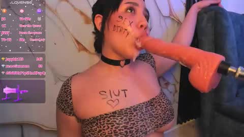 Snapshot of emy_evie1 chatting on 01/05/26, 05:27 emy online show from 01/05/26, 05:27