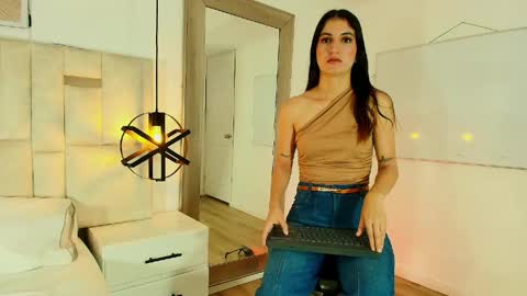 Snapshot of emy_ferrer_ chatting on 05/17/26, 01:51 EMY FERRER online show from 05/17/26, 01:51