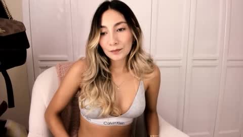 emyconneer online show from 12/13/25, 08:04