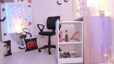 EMYLY  online show from 10/24/25, 08:05