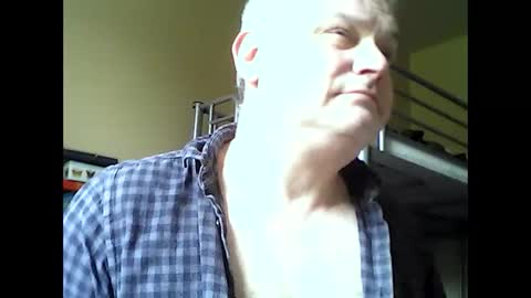 Snapshot of englishguysurrey chatting on 05/19/26, 10:21 englishguysurrey online show from 05/19/26, 10:21