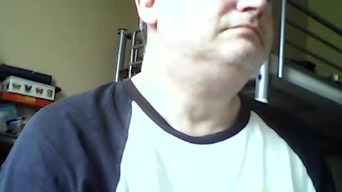 Snapshot of englishguysurrey chatting on 06/19/26, 01:48 englishguysurrey online show from 06/19/26, 01:48