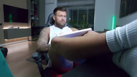 Erik online show from 12/21/25, 05:42