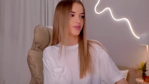 Snapshot of entya chatting on 02/14/26, 08:33 entya online show from 02/14/26, 08:33