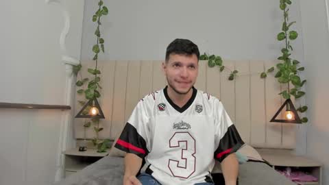 Snapshot of enzo_rivas chatting on 10/30/25, 03:02 ENZO online show from 10/30/25, 03:02