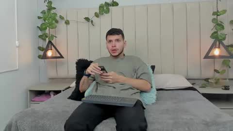 Snapshot of enzo_rivas chatting on 11/01/25, 02:52 ENZO online show from 11/01/25, 02:52