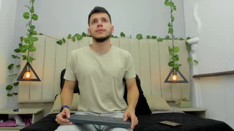 Snapshot of enzo_rivas chatting on 11/03/25, 02:40 ENZO online show from 11/03/25, 02:40