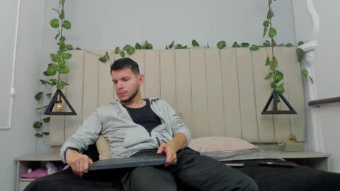 Snapshot of enzo_rivas chatting on 11/04/25, 02:49 ENZO online show from 11/04/25, 02:49