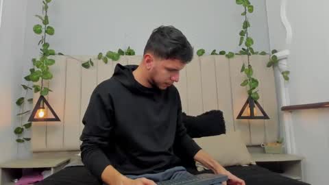 Snapshot of enzo_rivas chatting on 11/05/25, 02:28 ENZO online show from 11/05/25, 02:28