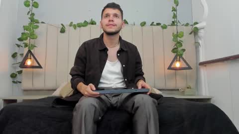 Snapshot of enzo_rivas chatting on 11/06/25, 02:18 ENZO online show from 11/06/25, 02:18