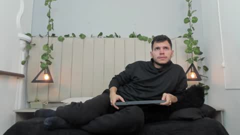 Snapshot of enzo_rivas chatting on 11/08/25, 02:28 ENZO online show from 11/08/25, 02:28