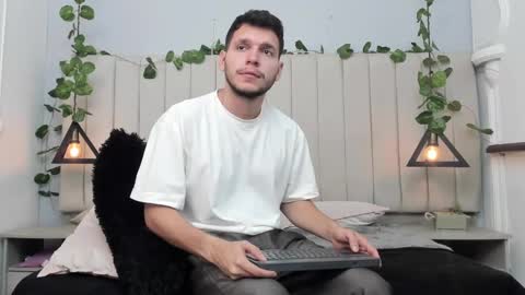 Snapshot of enzo_rivas chatting on 11/10/25, 02:38 ENZO online show from 11/10/25, 02:38