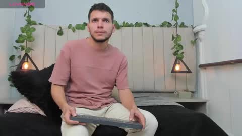 Snapshot of enzo_rivas chatting on 11/11/25, 03:23 ENZO online show from 11/11/25, 03:23