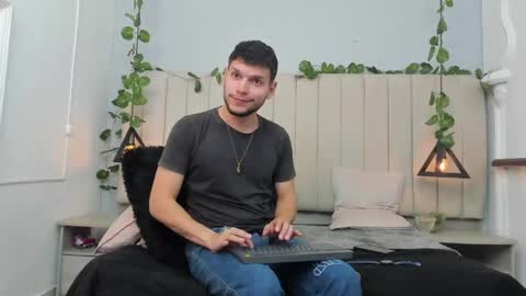 Snapshot of enzo_rivas chatting on 11/12/25, 02:17 ENZO online show from 11/12/25, 02:17