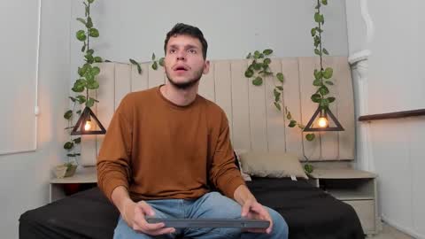 Snapshot of enzo_rivas chatting on 11/25/25, 02:39 ENZO online show from 11/25/25, 02:39