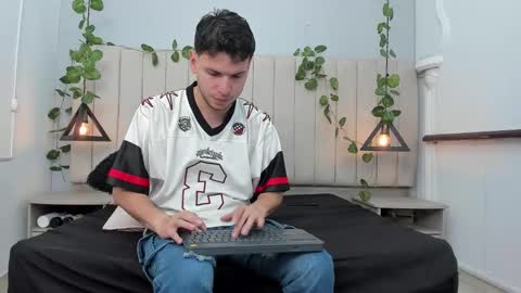 Snapshot of enzo_rivas chatting on 11/26/25, 02:40 ENZO online show from 11/26/25, 02:40