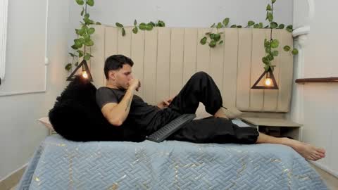 Snapshot of enzo_rivas chatting on 12/02/25, 02:45 ENZO online show from 12/02/25, 02:45