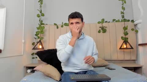 Snapshot of enzo_rivas chatting on 12/05/25, 02:36 ENZO online show from 12/05/25, 02:36