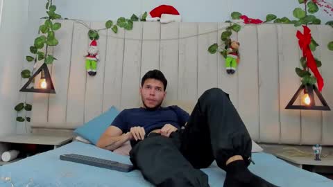 Snapshot of enzo_rivas chatting on 12/15/25, 03:05 ENZO online show from 12/15/25, 03:05