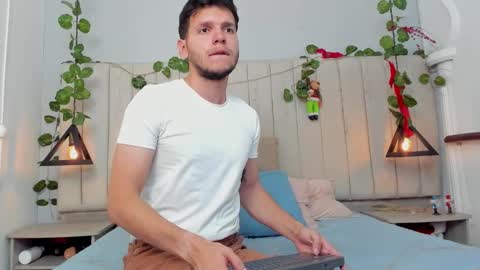 Snapshot of enzo_rivas chatting on 12/17/25, 02:23 ENZO online show from 12/17/25, 02:23