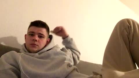 Snapshot of eric123754216 chatting on 11/17/25, 04:24 eric123754216 online show from 11/17/25, 04:24