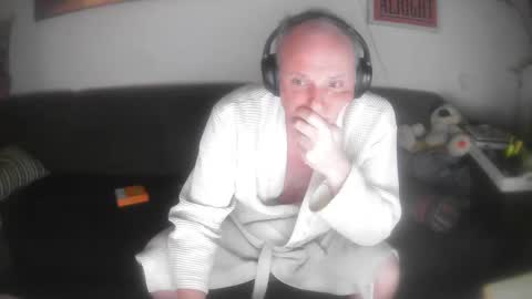 Snapshot of eric204 chatting on 02/02/25, 11:32 Eric online show from 02/02/25, 11:32