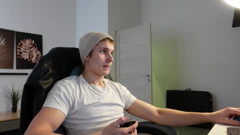 Snapshot of eric_poston chatting on 10/14/25, 07:31 online show from 10/14/25, 07:31