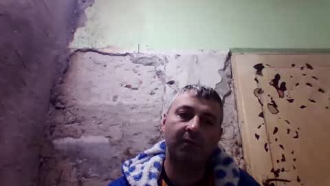 Snapshot of ericboy32 chatting on 12/21/25, 11:01 eric online show from 12/21/25, 11:01