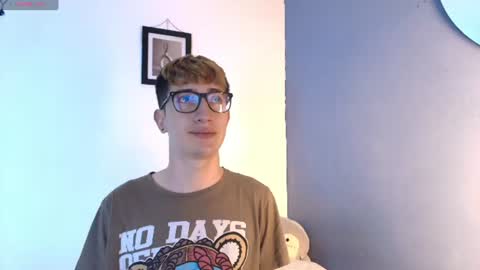 Snapshot of erik_golden_ chatting on 07/21/26, 01:08 I am Erik online show from 07/21/26, 01:08