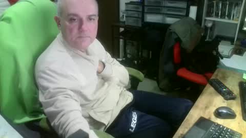 Snapshot of ernello chatting on 11/11/25, 09:37 ernello online show from 11/11/25, 09:37