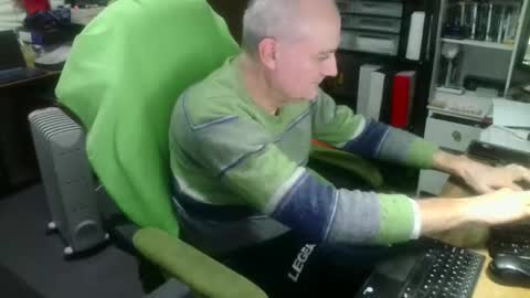 Snapshot of ernello chatting on 11/15/25, 11:10 ernello online show from 11/15/25, 11:10